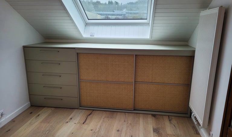 placard en soupente, cannage en osier. Annecy-le-Vieux