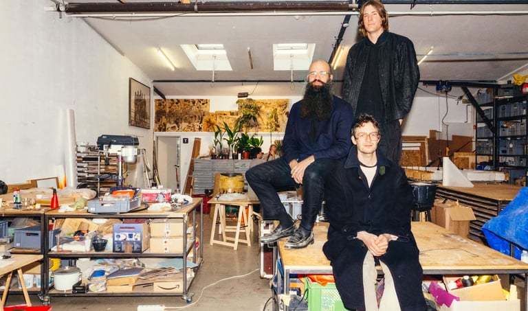 Julius von Bismarck, Andreas Greiner und Julian Charrière im Atelier, Credit: Frederike Wetzels