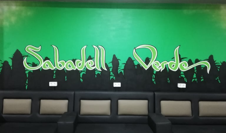 Graffiti mural en pared interior de Asociación cannábica. Madrid, Tarragona