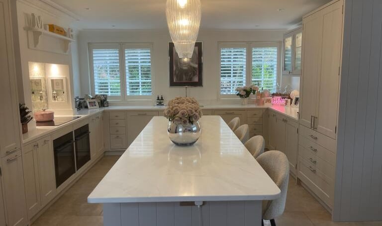 esher-kitchen-full-height-shutters-multiple-windows-kt10
