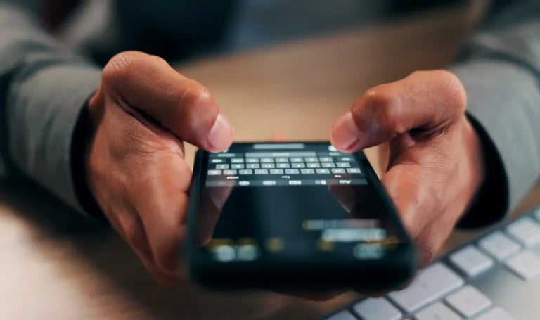 Corretor de imóveis respondendo leads rapidamente pelo WhatsApp