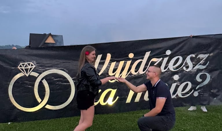 pomysł na wyjątkowe zareczyny napis wyjdziesz za mnie