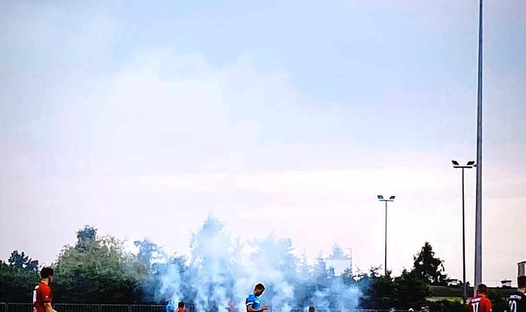 transparenty kibicowskie pirotechniczna oprawa meczowa na stadionie ultras race