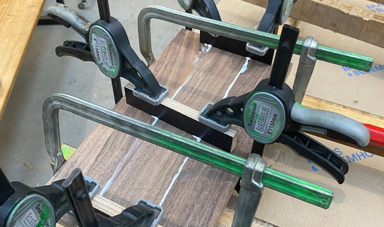 Ik zaag de planken en lijm ze dan op een speciale manier aan elkaar zodat ze niet kromtrekken