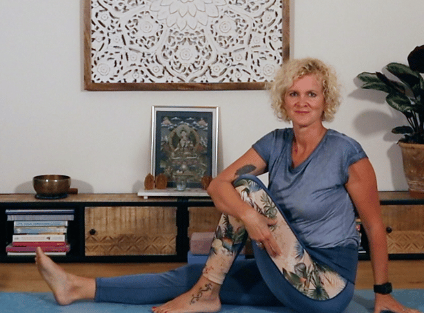 Lea Lüthy in einer sitzenden Drehhaltung, eine Übung im achtsamen Yoga