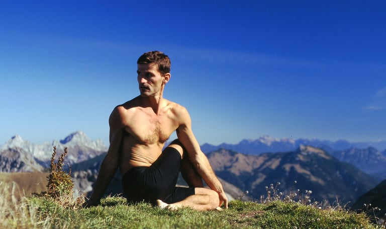 Berg Sonne Yoga Matsyendrasana MAnn Gipfel