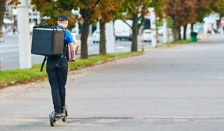 rider en patinete electrico