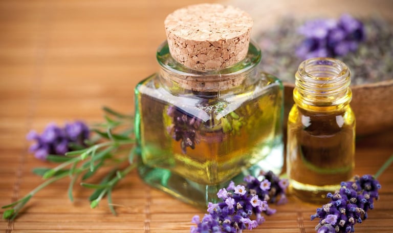 Flacons en verre avec des bouchons en liège contenant de l'huile d'Argan aromatisée à la Lavande
