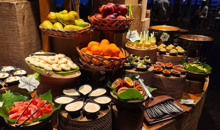 gili-lankanfushi-maldives-buffet