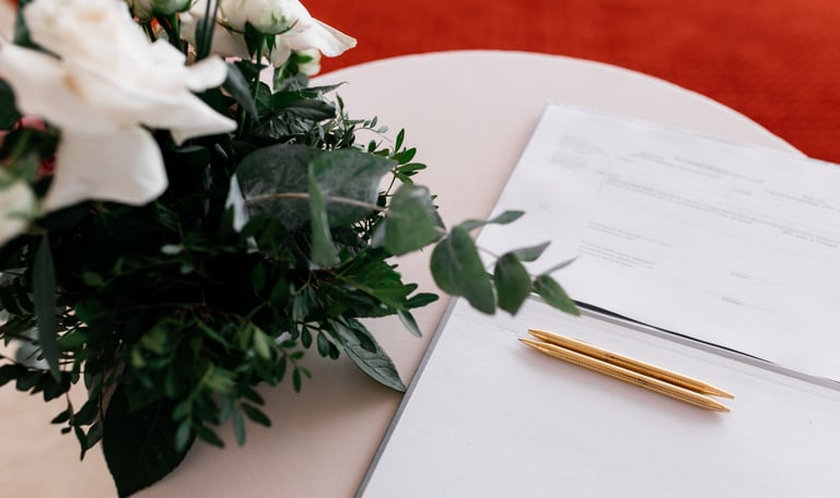 Organisation logistique d’une cérémonie personnalisée : fleurs, carnet, accueil des invités