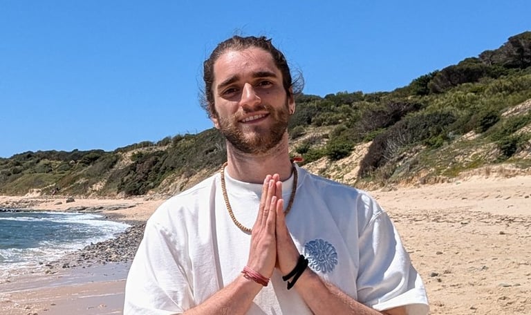 Luca Scopis durante un ritiro di Kundalini Yoga organizzato a Tarifa, Spagna