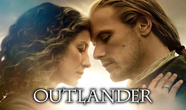 Claire y Jamie en una escena romántica de Outlander representando la esencia de la serie