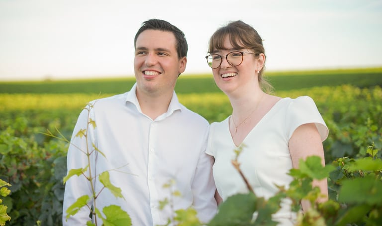 Photo de couple prise dans les vignes de côte d'Or, près de Dijon par un photographe professionnel