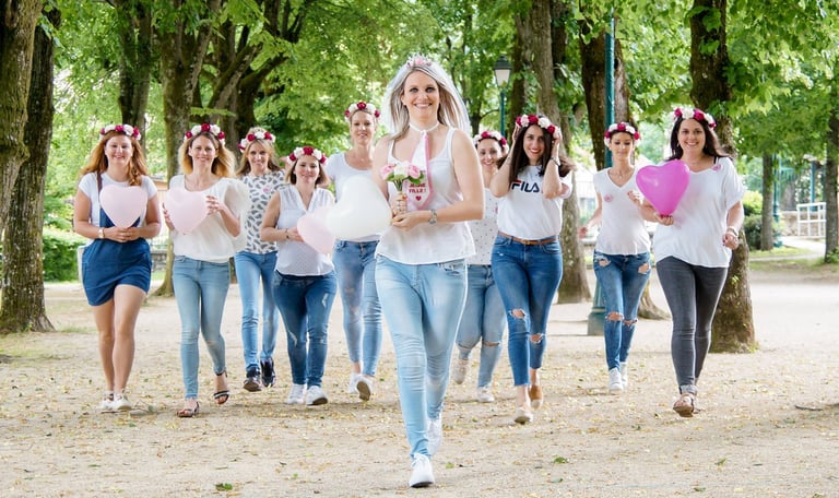 photo d'un groupe de jeunes femmes célébrant un enterrement de vie de jeune fille ou EVJF sur Dijon