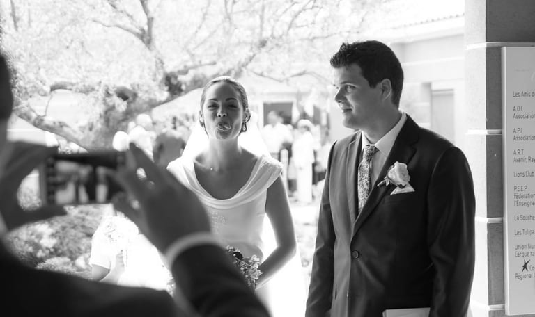 photo amusante de mariée faisant la grimace au photographe