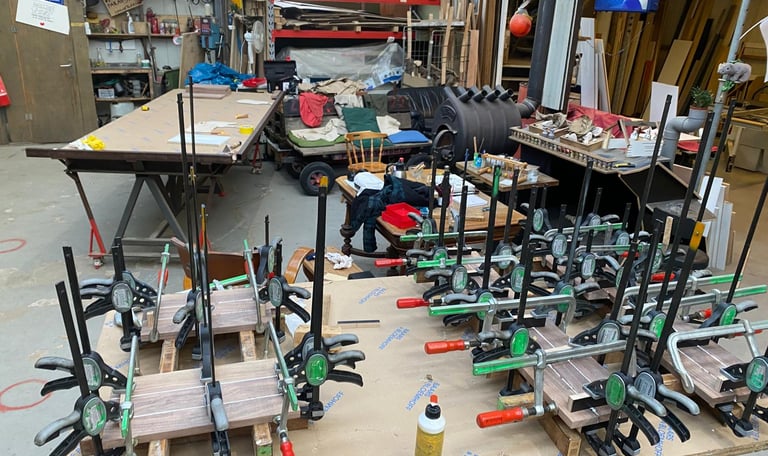 Daarna zet ik alle borrelplanken tussen houtklemmen en laat het goed uitharden - Vintage borrelplank