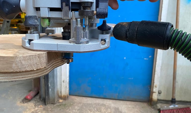 Met de vrees maak ik de notenhouten plan precies op maat. Hiervoor gebruik ik een mal van multiplex 