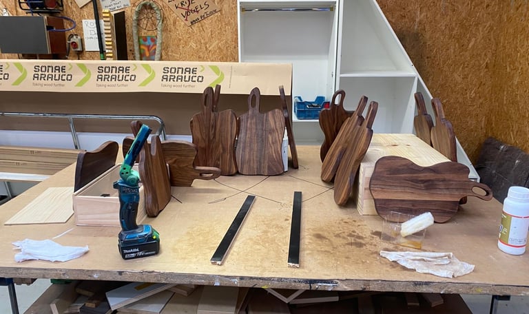 Na het lakken laat ik ze drogen wat resulteert in een borrelplank bijv als Huwelijkscadeau 