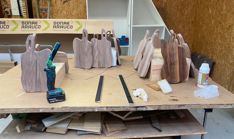 De ruwe borrelplank schuur ik helemaal glad waarna ik ze met gekookte lijnzaadolie aflak