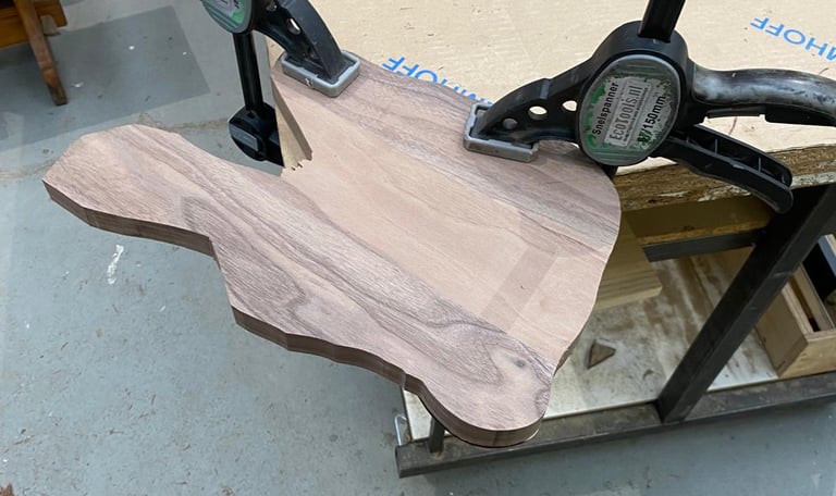 Daarna zaag ik de vorm grof uit met de decoupeerzaag