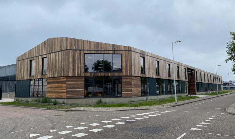 Het hout van mijn handgemaakte borrelplank koop ik bij fijnhout in Amsterdam