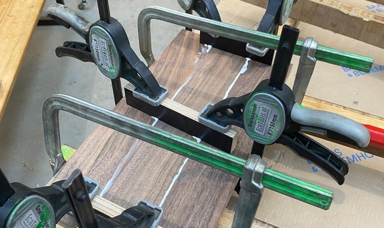 Ik zaag de planken en lijm ze dan op een speciale manier aan elkaar zodat ze niet kromtrekken