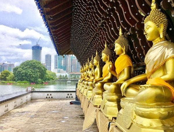 Estátua de Buda dourado em Colombo, Sri Lanka, atração cultural de escala em cruzeiros pela Ásia
