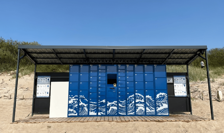 Taquilla de almacenamiento de equipaje en la playa