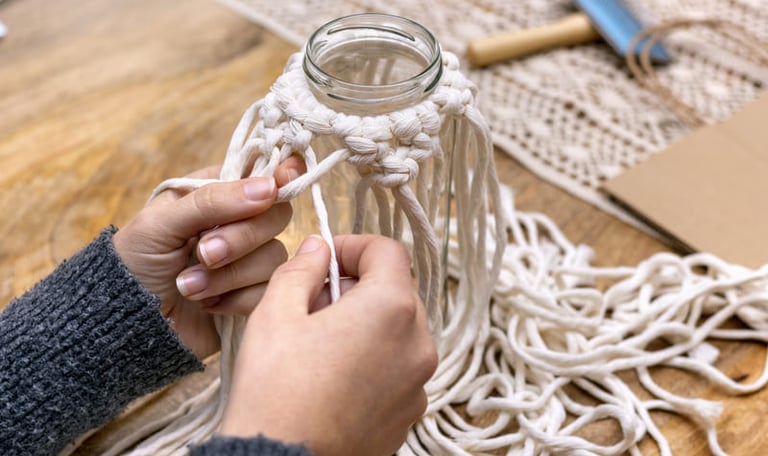 proyecto de macrame en blanco construido sobre un vaso
