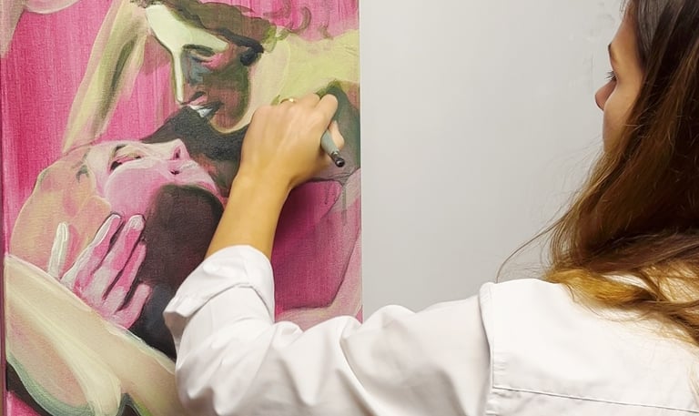 Artystka Justyna Grodzka podczas malowania obrazu – kreatywny proces twórczy