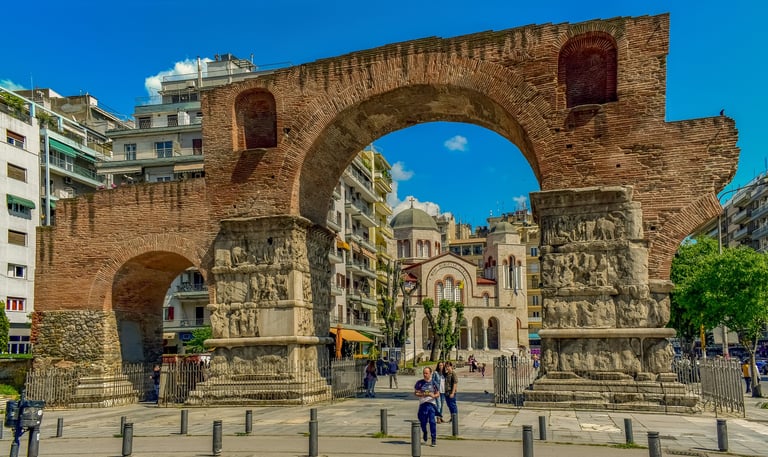 Thessaloniki arch in city center surrounded by park and buildings
