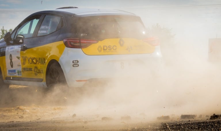 Image d'une voiture de rallye lors du Rallye de Bords