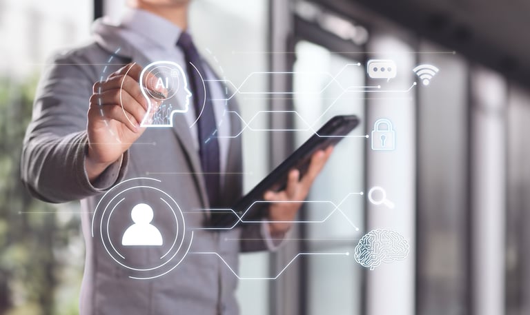 Geschäftsperson mit Tablet bedient virtuelle KI- und Technologie-Icons.