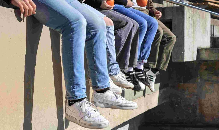 zmoniu kojos nuleistos sedint ant betoninio borto