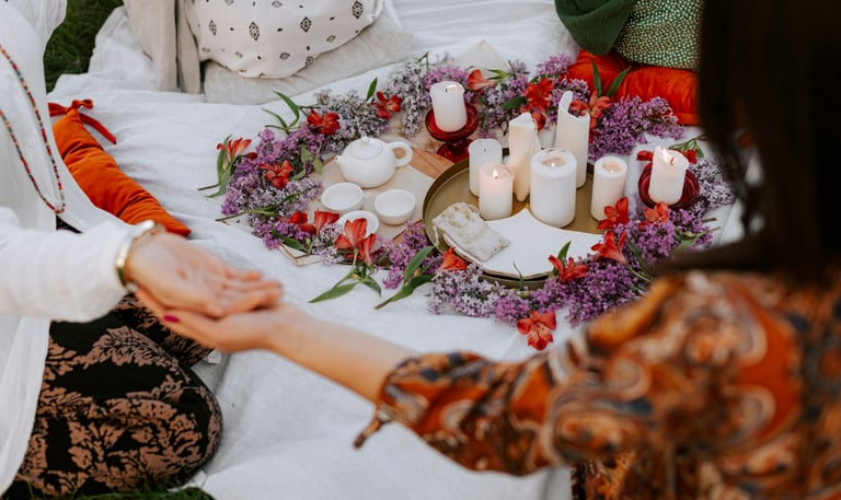 Frauen reichen sich die Hände im Kreis 