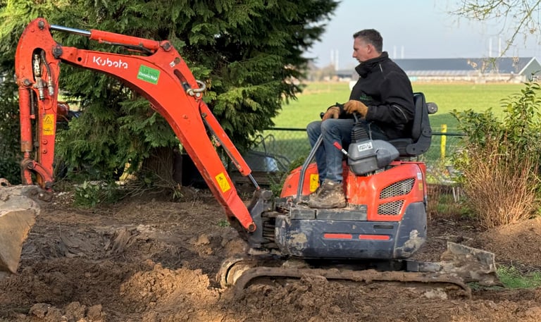 Minikraan voor het uitgraven op minder toegankelijke gebieden
