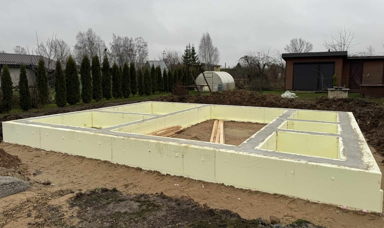 Pilnai irengtas siltas a++ klases pamatas, apsiltintas is visu pusiu