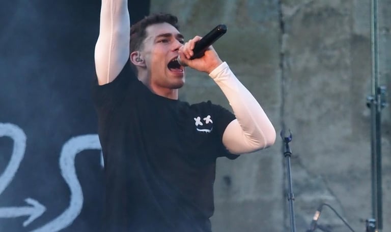 Alex au chant dans watchers band aux jeudis du pressoir 2024