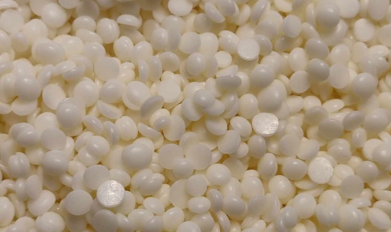 Photo de ma cire de coco, en grain. Couleur blanche/ocre.