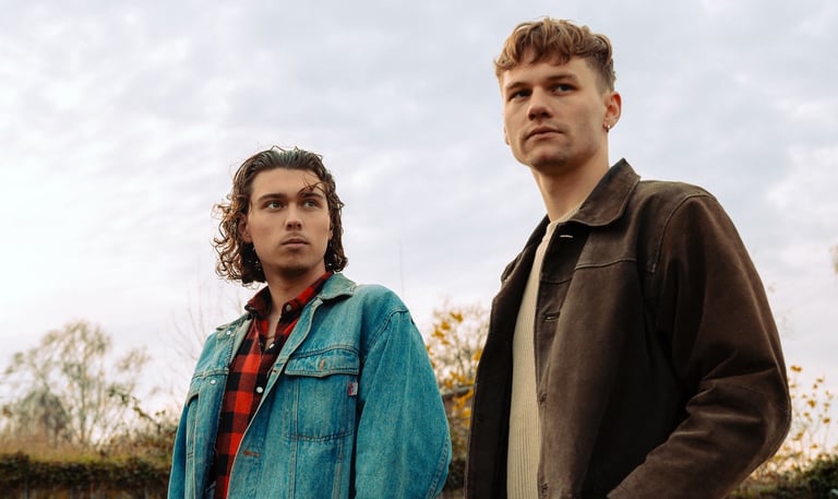 Bandportrait im Abendlicht – stille, analoge Atmosphäre zwischen Musik und Moment