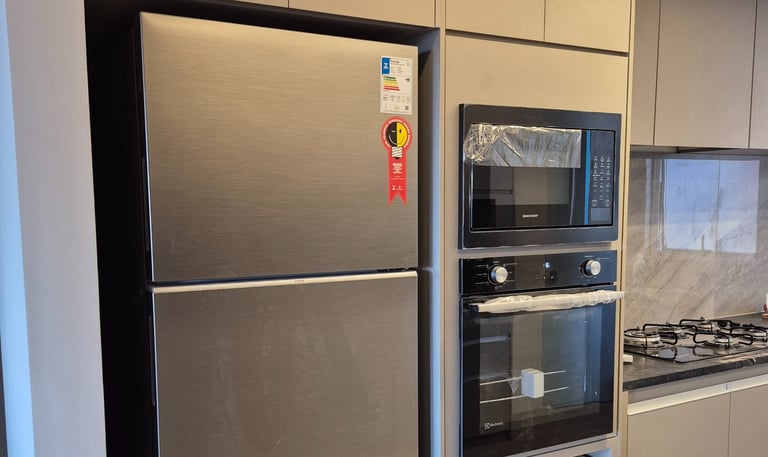 Cozinha moderna, torre de eletro domésticos