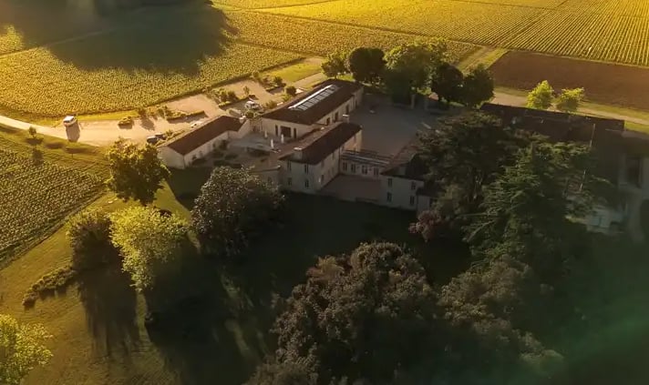 Vue aérienne du château de ferrand à saint émilion