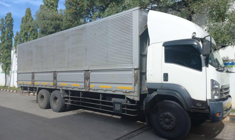 Armada truk logistik untuk layanan transportasi barang dalam negeri
