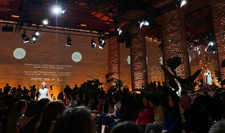 Javi Lucena gestionando redes sociales en desfile de moda de Atelier