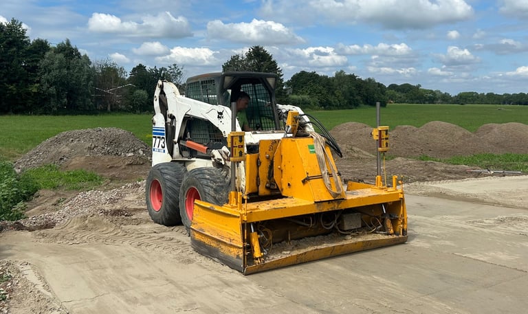 Bobcat met laserblad egaliseert de grond