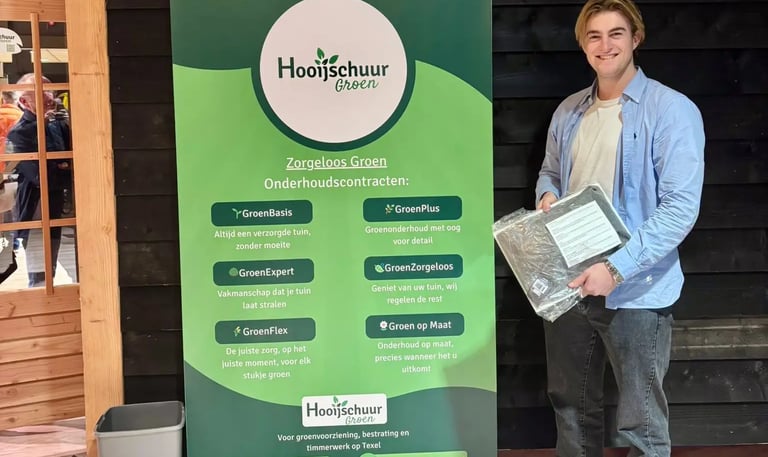 Jelle de Porto naast een banner van Hooijschuur groen