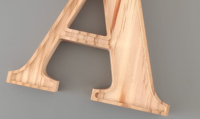 Letra A mecanizada en madera