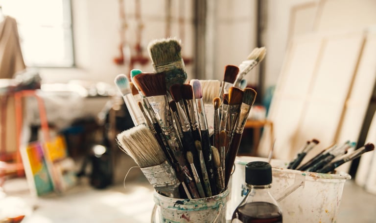 a bunch of brushes and paintbrushes in a paintbrush