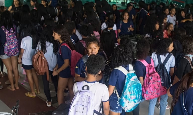 Entrada com comida e bebida (sem vidro) para escolas – Clube AQUA