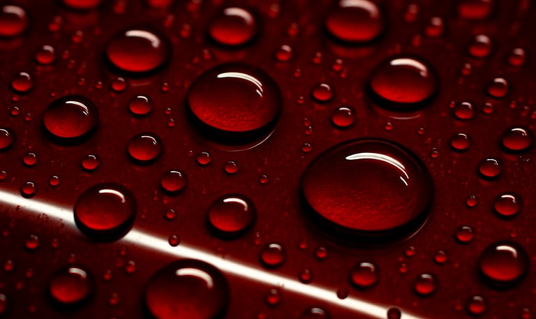Keramikversiegelung - Wassertropfen auf versiegeltem roten Lack – starke Hydrophobie